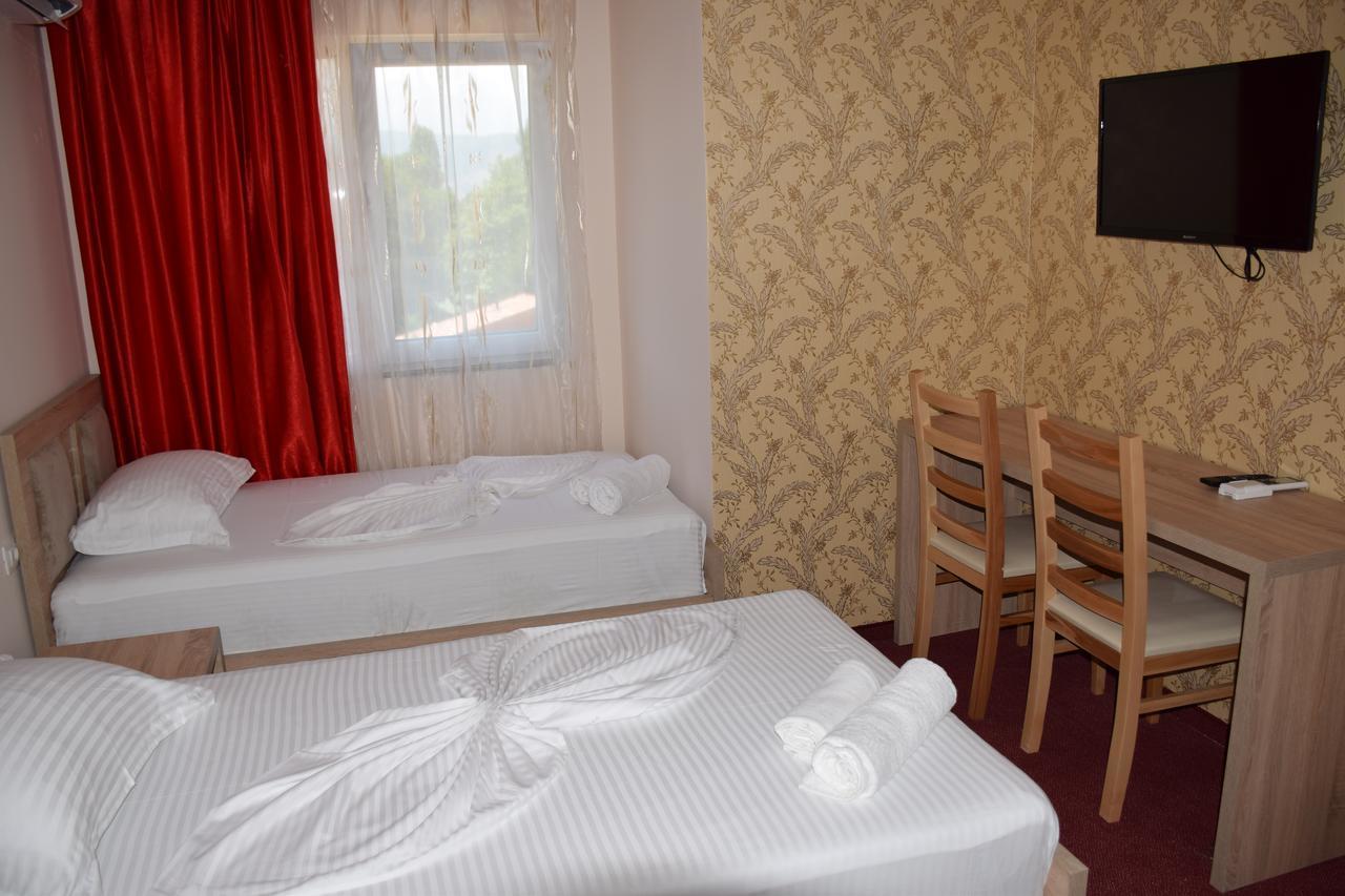 Hotel Pogradeci 2 Tushemisht Екстер'єр фото